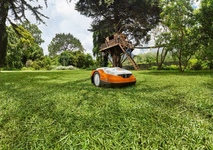 Газонокосилка-робот STIHL RMI 522 C [2100м² / 20 см / 10 кг]
